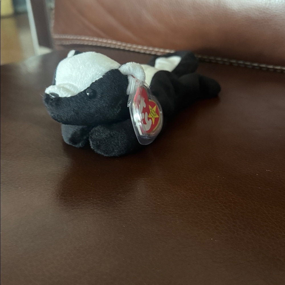Ty Original Beanie Baby “Stinky” the Skunk Retired Vintage Stuffed Plush Animal